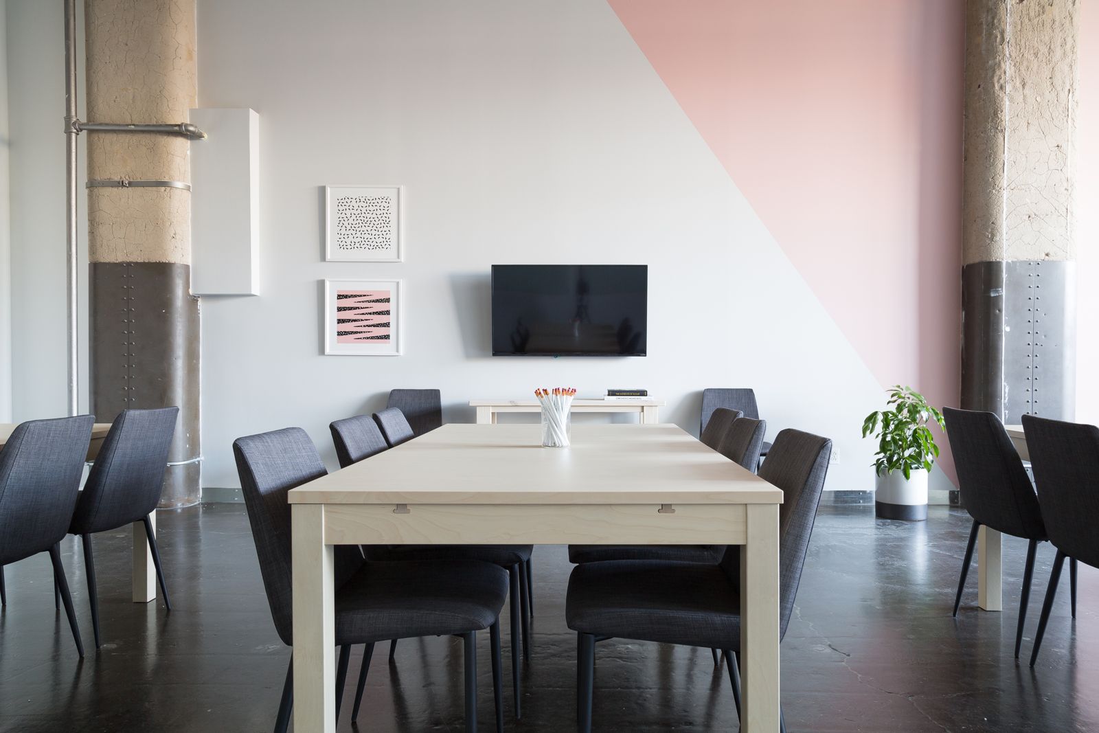 Roligt mødelokale med langbord