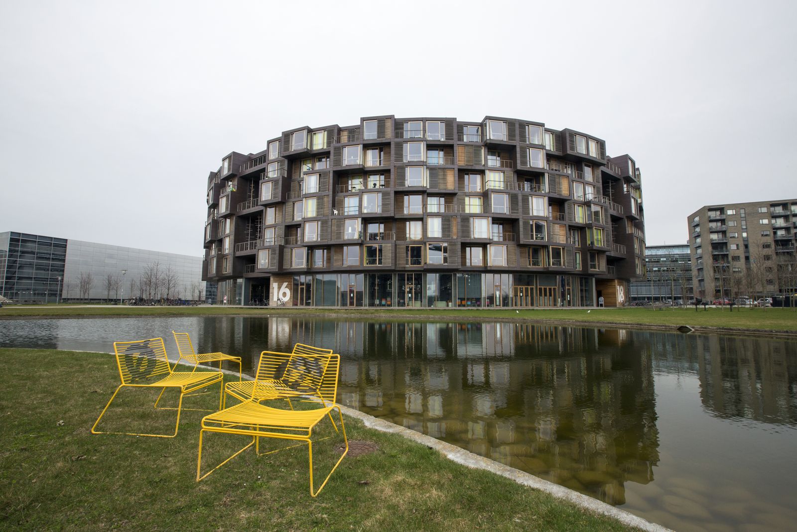Rund boligbebyggelse ved vand i Ørestad